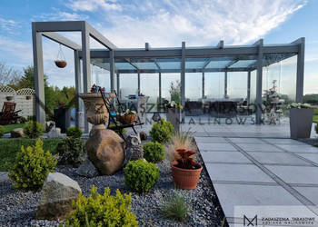 Nowoczesna altana ze szkłem do ogrodu