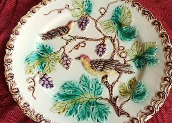 Secesyjny talerz, ptaszki i winorośle. Reliefy