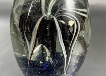 Szklany przycisk do papieru