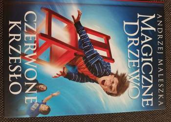 Magiczne drzewo. Czerwone krzesło