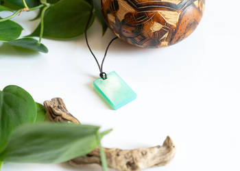 Turkusowy prostokąt wisiorek świeci w ciemności i UV 2x3 cm