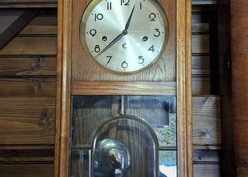 Kwadransowy zegar ścienny wiszący