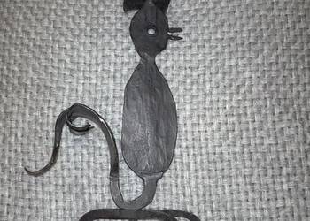 Świecznik kuty pomalowany na czarno w kształcie ptaka a może koguta