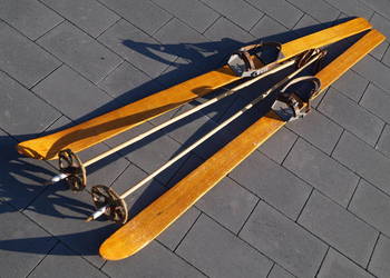 Stare narty jesionowe 165 cm + kijki