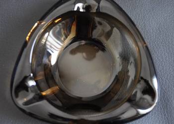 Trójkątna popielniczka z Francji.