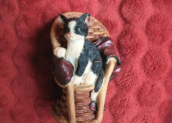 Kot - Fotel i kotek - stara figurka żywica - 10 x 8 x 7 cm