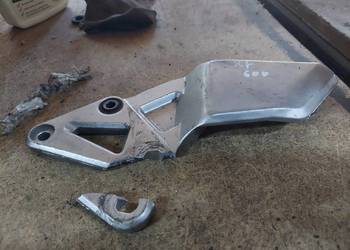 Suzuki RF 600 set lewy przedni kierowcy przód RF600 podnóżek mocowanie 600r