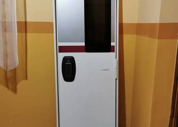 Wysokie drzwi wejściowe do kampera z ramą