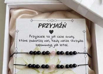 Branzoletki w zestawie.