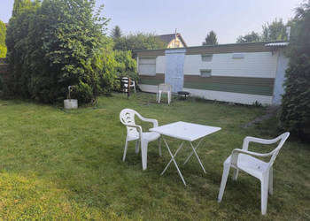 Działka ROD z przyczepą nad morzem.