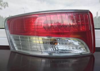 Toyota Avensis T27 sedan lampa tył tylna lewa w błotnik oryginał Europa