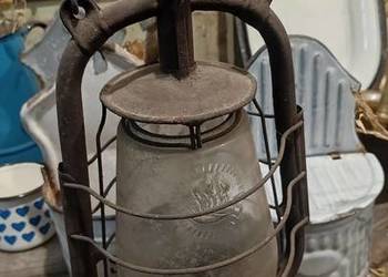 Zabytkowa lampa naftowa.