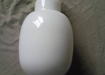 Klosz do lampy z białego szkła warstwowego.