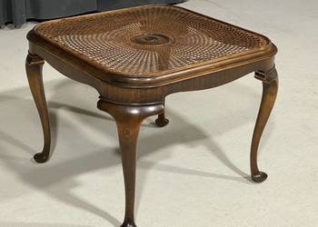 Stolik kawowy ludwikowski z rafią, orzech