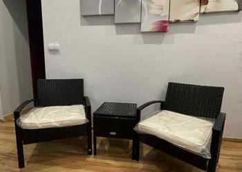 Nowe krzesła ratanowe oraz stolik