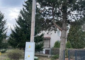 Słup energetyczny budowlany ze skrzynką prawie nowy w dobrym stanie
