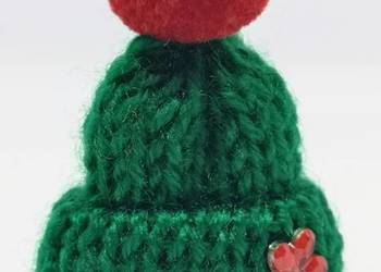 Oryginalna broszka czapeczka pompon święta