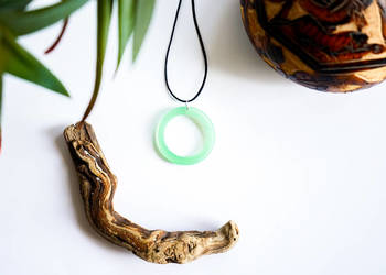 Zielony okrągły wisiorek świecący w ciemności i UV handmade