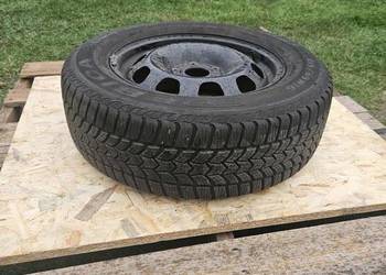 Opony zimowe 215/65/R16 z felgami stalowymi.