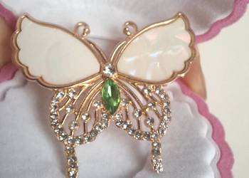 Piękna elegancka broszka motyl