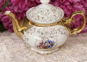 dzban porcelanowy vintage, bogato zdobiony z motywem postaci w strojach z e