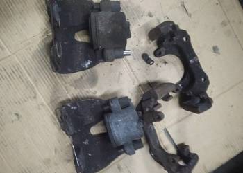 Opel Corsa C D E zacisk hamulcowy przód jarzmo 744