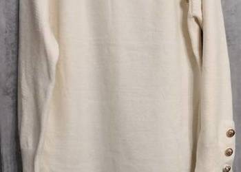 Długi sweter biały.