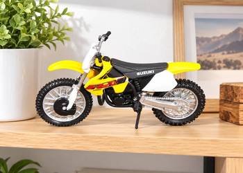 model motocykla crossowego Suzuki RM-Z 250 w skali 1:18 maisto
