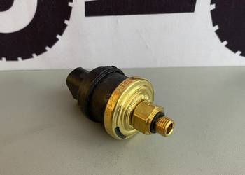 Czujnik ciśnienia filtra hydrauliki Case New Holland 82025340 ORYGINAŁ CNH