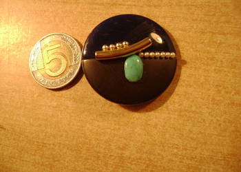 Starocie z PRL - Biżuteria = Broszka damska ala BANKSY tanio