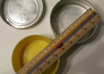 Maselniczka szklana z aluminiową obudową, 12 cm średnicy, 4,5 cm wysokości;