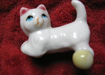 Kot - mały kotek z piłką - porcelana - 3,5 x 4,5 x 3 cm