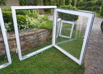 Okna PCV rozwierno-uchylne  955 x 855 mm /3 szt, 515 x 355mm / 1 szt
