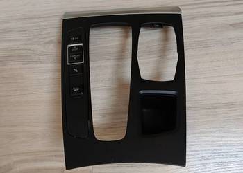Panel konsoli środkowej (ramkę lewarka biegów) do BMW X5 F15 z 2016 roku.