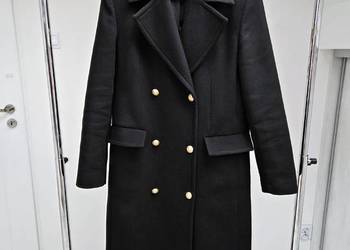 Czarny zimowy wełniany płaszcz ze złotymi guzikami