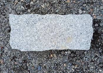 Obrzeża granitowe łupane 10x20x40cm