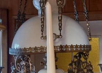 Duża, wisząca lampa naftowa z bocznymi lichtarzami w stylu secesyjnym