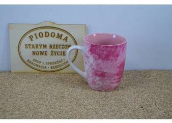 Różowy kubek ceramiczny w dekorze marmurkowym