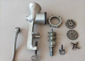 Stara zabytkowa ręczna maszynka do mielenia mięsa z czasów PRL