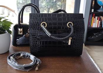 Czarna z imitacji snake skin piękna torebka/ kuferek