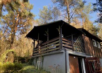 Domek nad jeziorem w lesie