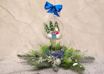 Stroik świąteczny z podwieszaną szklaną kulą