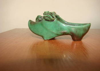 mały ceramiczny pantofelek