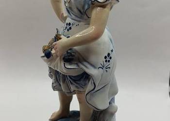 Figurka porcelanowa dziewczyna z mnóstwem owoców
