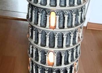 Lampa podłogowa w kształcie Krzywej Wieży w Pizie