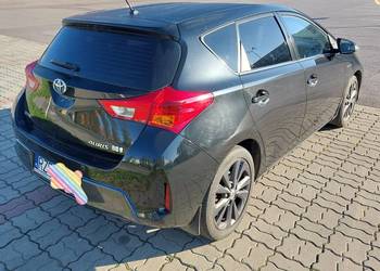 Toyota Auris II 1.8 hybryda Individual Edition