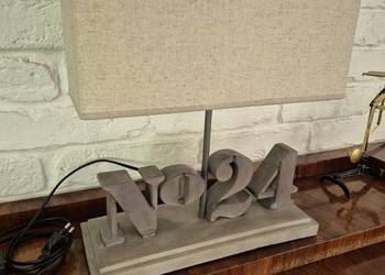 Lampa stołowa w stylu industrialnym