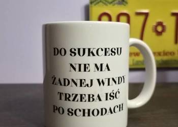 Kubek z tekstem "Do sukcesu nie ma żadnej windy, trzeba iść po schodach"