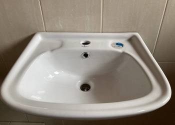Umywalka Ceramiczna Klasyczna Ścienna Wisząca