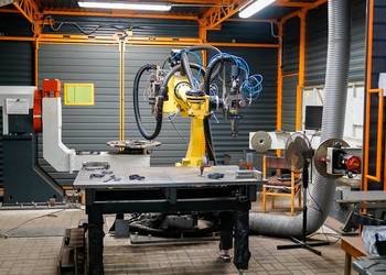 Zrobotyzowana cela do cięcia i spawania laserowego FANUC M-710iC/70